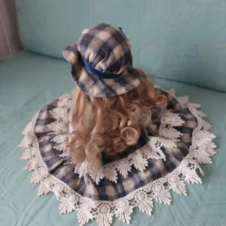 Bambola da collezione in abito a quadri