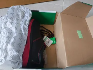 Botas de seguridad Isaline negras y rojas