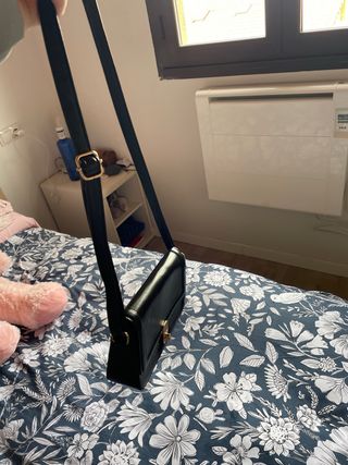 Bolso negro con cierre dorado
