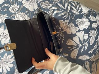 Bolso negro con cierre dorado