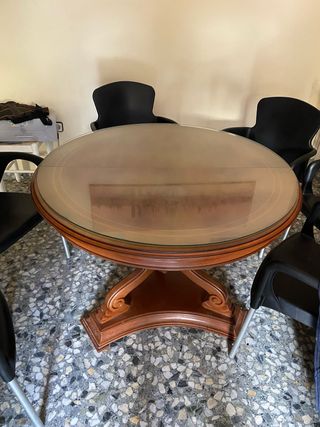 Mesa redonda de madera y cristal