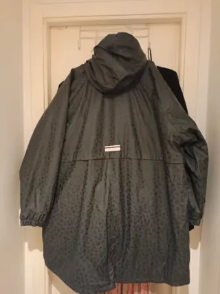 Parka impermeable con capucha y forro sin estrenar