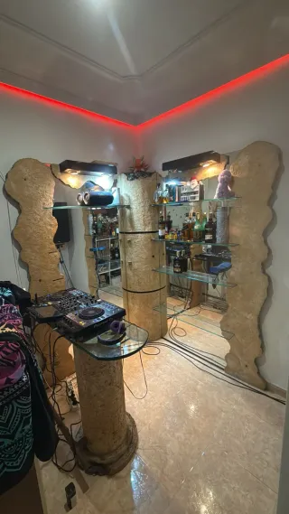 Barra de bar de piedra y cristal