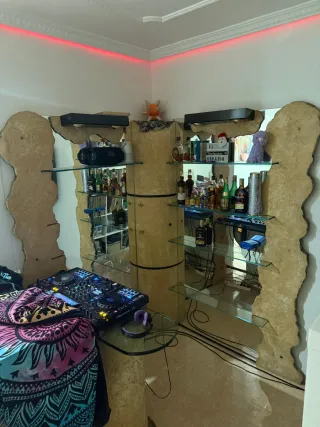 Barra de bar de piedra y cristal