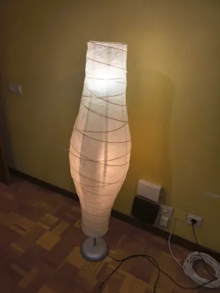 Lámpara de pie de papel