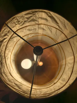 Lámpara de pie de papel