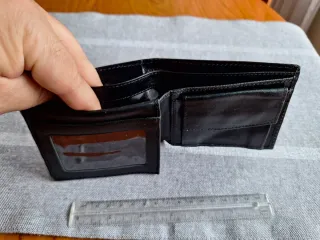 Cartera de piel marrón y blanca