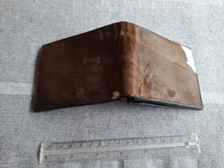 Cartera de piel marrón y blanca