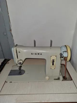 Máquina de coser Sigma antigua