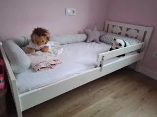 Cama infantil blanca con barrera