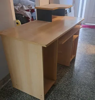 Escritorio madera con bandeja teclado