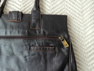Bolso de piel marrón oscuro