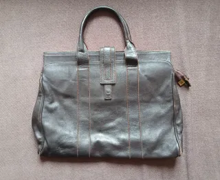 Bolso de piel marrón oscuro