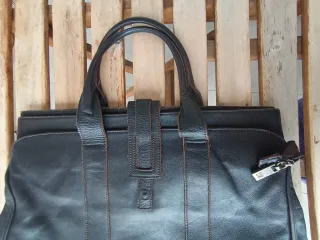 Bolso de piel marrón oscuro