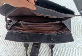 Bolso de piel marrón oscuro