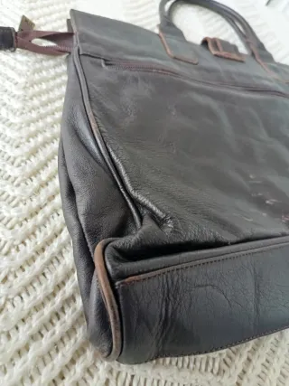 Bolso de piel marrón oscuro