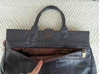 Bolso de piel marrón oscuro