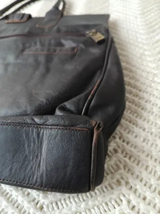 Bolso de piel marrón oscuro