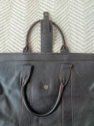 Bolso de piel marrón oscuro