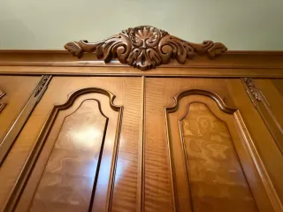 Urge Armario de madera maciza.