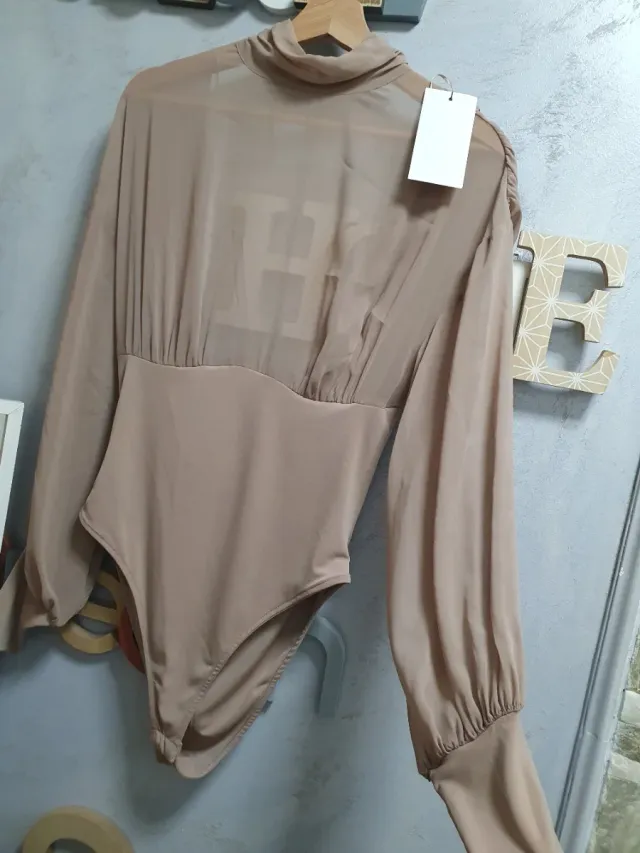 Body Zara manga larga cuello alto beige