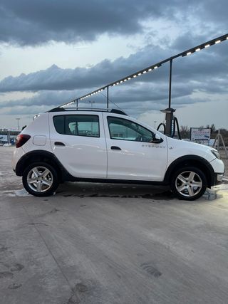 Dacia Sandero 2013 con pantalla y altavoces nuevos