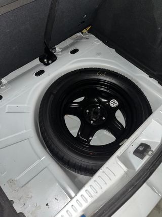 Dacia Sandero 2013 con pantalla y altavoces nuevos