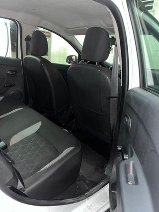 Dacia Sandero 2013 con pantalla y altavoces nuevos