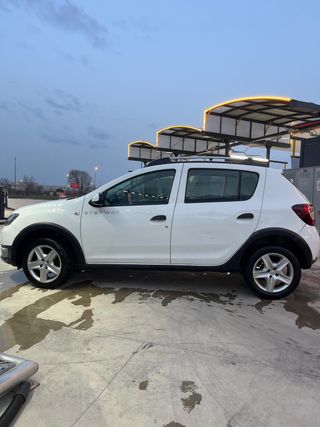 Dacia Sandero 2013 con pantalla y altavoces nuevos