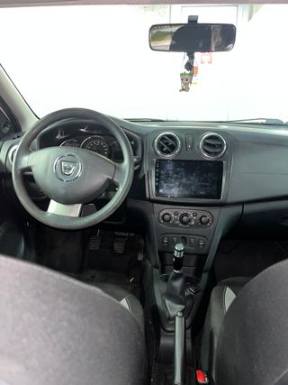 Dacia Sandero 2013 con pantalla y altavoces nuevos