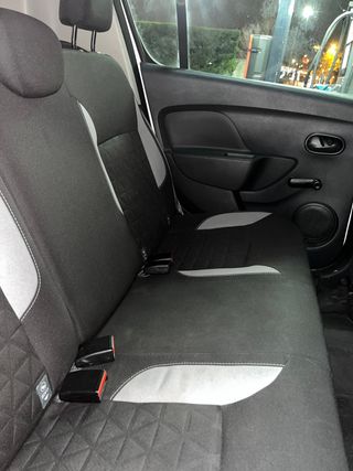 Dacia Sandero 2013 con pantalla y altavoces nuevos