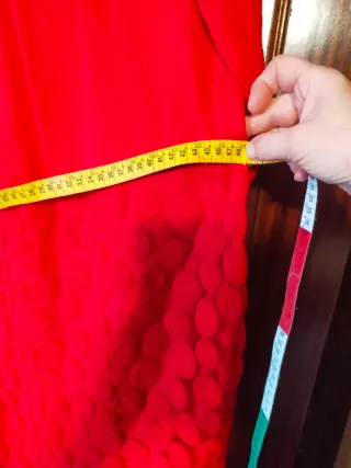 Vestido de cóctel rojo con flores