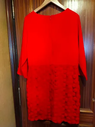 Vestido de cóctel rojo con flores