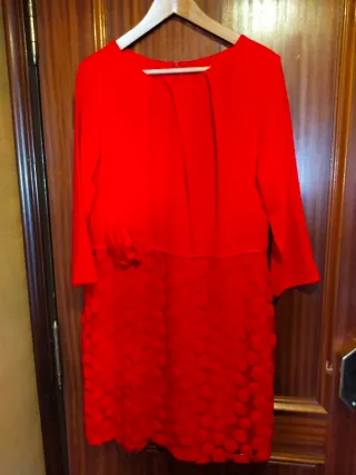 Vestido de cóctel rojo con flores