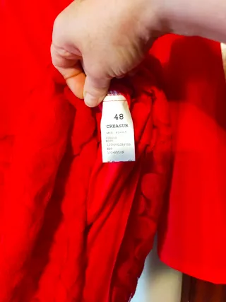 Vestido de cóctel rojo con flores