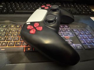 Mando PS5 Negro y Rojo