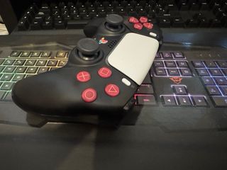 Mando PS5 Negro y Rojo