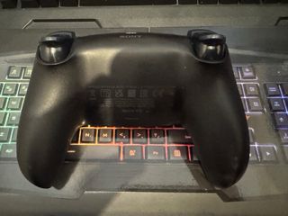 Mando PS5 Negro y Rojo