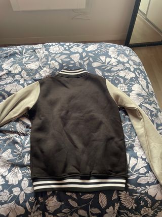 Chaqueta estilo universitario