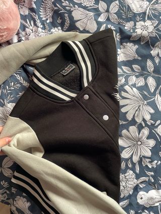 Chaqueta estilo universitario