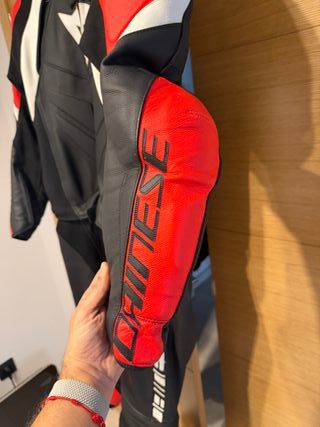 Mono Dainese Avro 4 Negro Blanco Rojo Talla 52