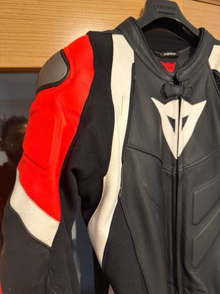 Mono Dainese Avro 4 Negro Blanco Rojo Talla 52