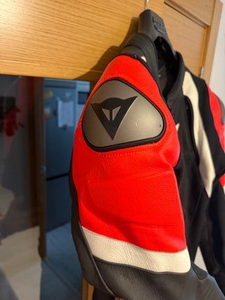 Mono Dainese Avro 4 Negro Blanco Rojo Talla 52