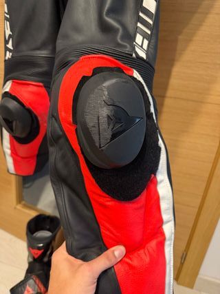 Mono Dainese Avro 4 Negro Blanco Rojo Talla 52