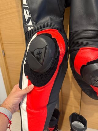 Mono Dainese Avro 4 Negro Blanco Rojo Talla 52