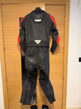 Mono Dainese Avro 4 Negro Blanco Rojo Talla 52