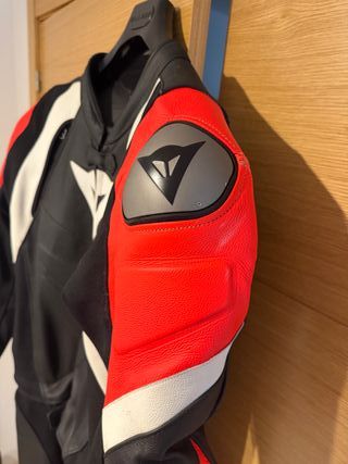 Mono Dainese Avro 4 Negro Blanco Rojo Talla 52
