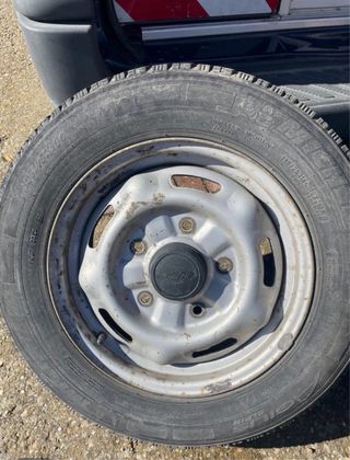 Rueda 1: Llanta 16' Ford Transit 195/75R16