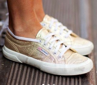 Zapatillas Superga doradas laminadas