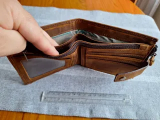 Cartera de piel marrón